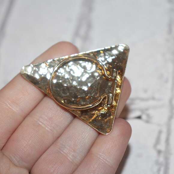 🔺✨💛 VINTAGE GOLD HAMMERED TRIANGLE SCARF CLIP · 1 ⅞" WIDE - Picture 2 of 4